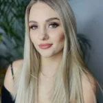 Kobieta w blond włosach i stylowej stylizacji, po profesjonalnym makijażu w US Clinic Wrocław